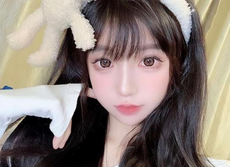 接吻时男生喜欢睁着眼睛 他很不正常可能是对你玩玩