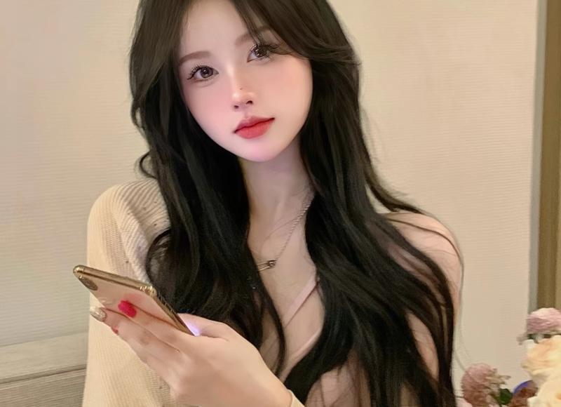 美丽的婚纱（美丽的婚纱手捧着鲜花）