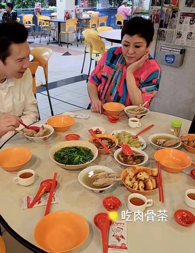 向太夫妇乘飞机回杭州 飞机内部豪华到让人惊叹