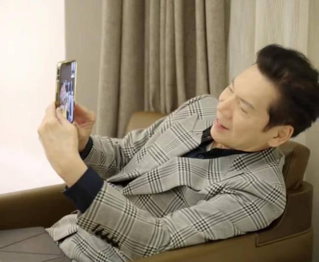 向太夫妇乘飞机回杭州 飞机内部豪华到让人惊叹