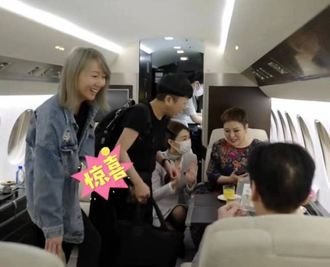 向太夫妇乘飞机回杭州 飞机内部豪华到让人惊叹