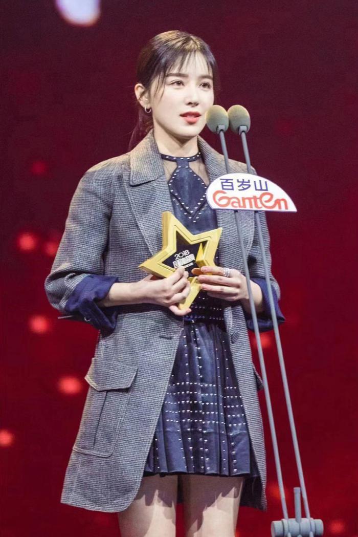 阚清子剪款短发气质都不一样，留长发超级显土气，还是短发适合她