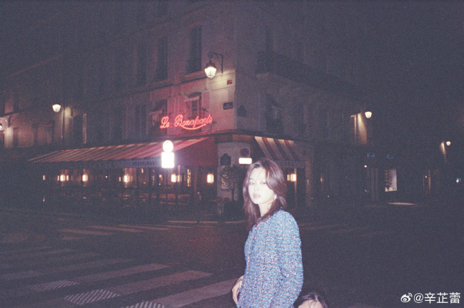 辛芷蕾烈焰红唇尽显成熟 卷发造型野性十足